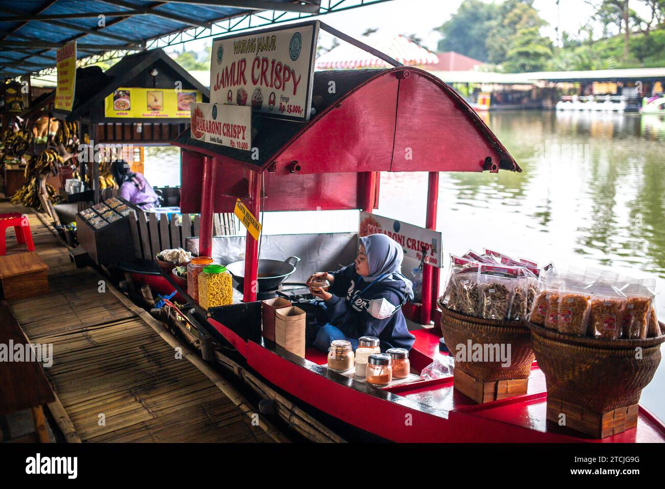 Lembang, Indonesia - 12 dicembre 2023: Venditori di cibo al mercato galleggiante di Lembang Foto Stock