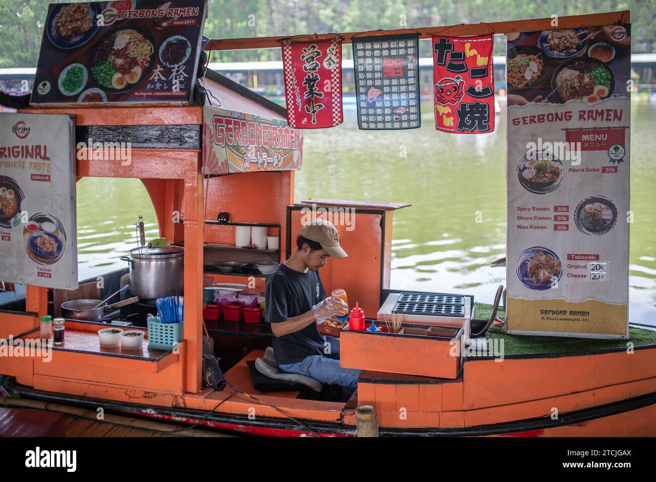 Lembang, Indonesia - 12 dicembre 2023: Venditori di cibo al mercato galleggiante di Lembang Foto Stock