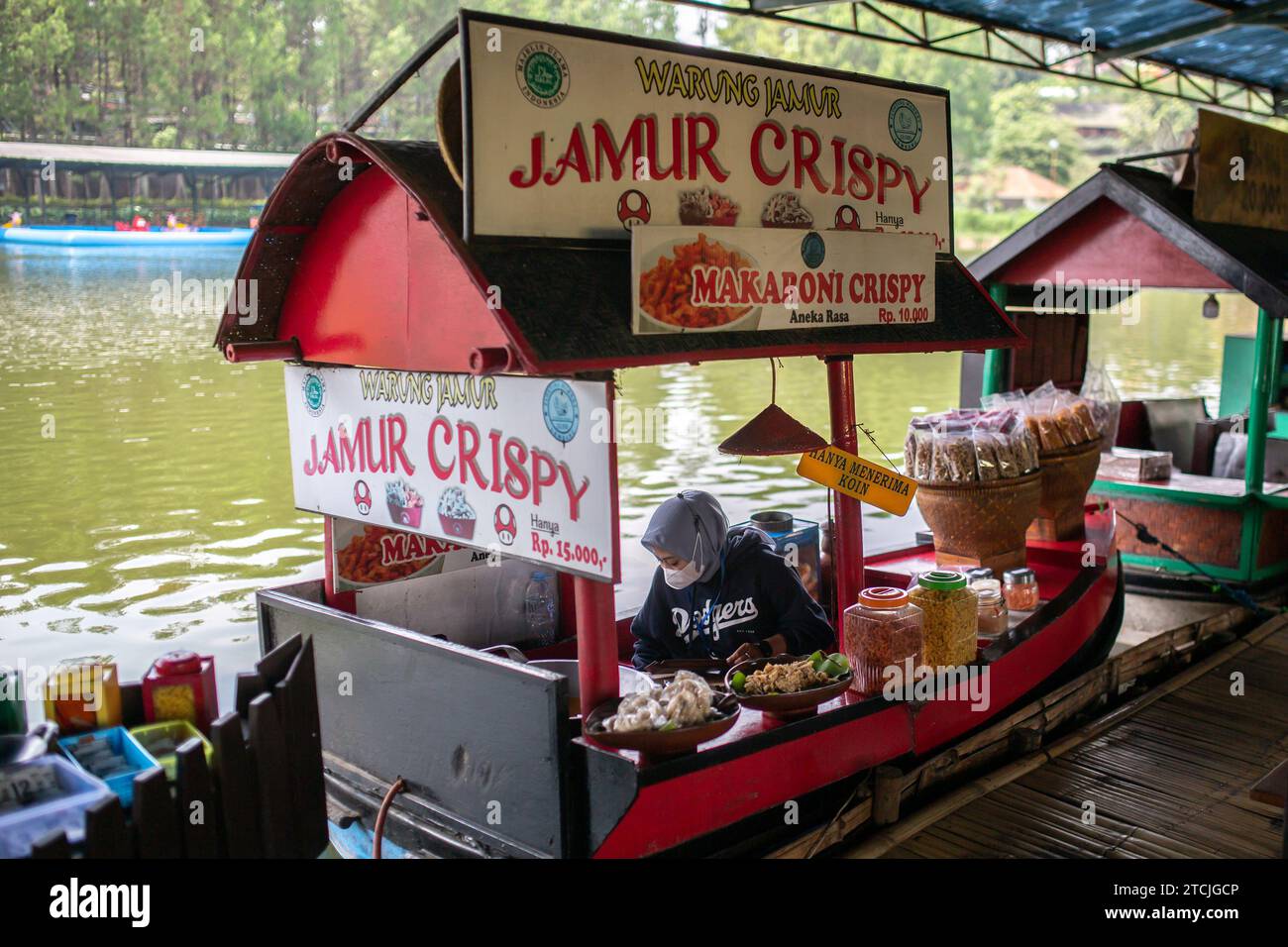 Lembang, Indonesia - 12 dicembre 2023: Venditori di cibo al mercato galleggiante di Lembang Foto Stock