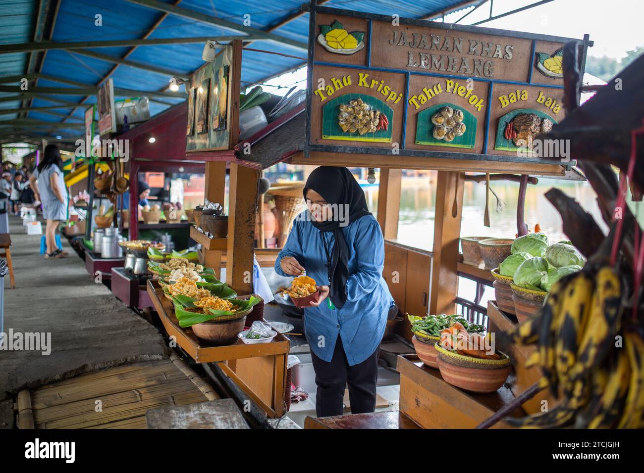 Lembang, Indonesia - 12 dicembre 2023: Venditori di cibo al mercato galleggiante di Lembang Foto Stock