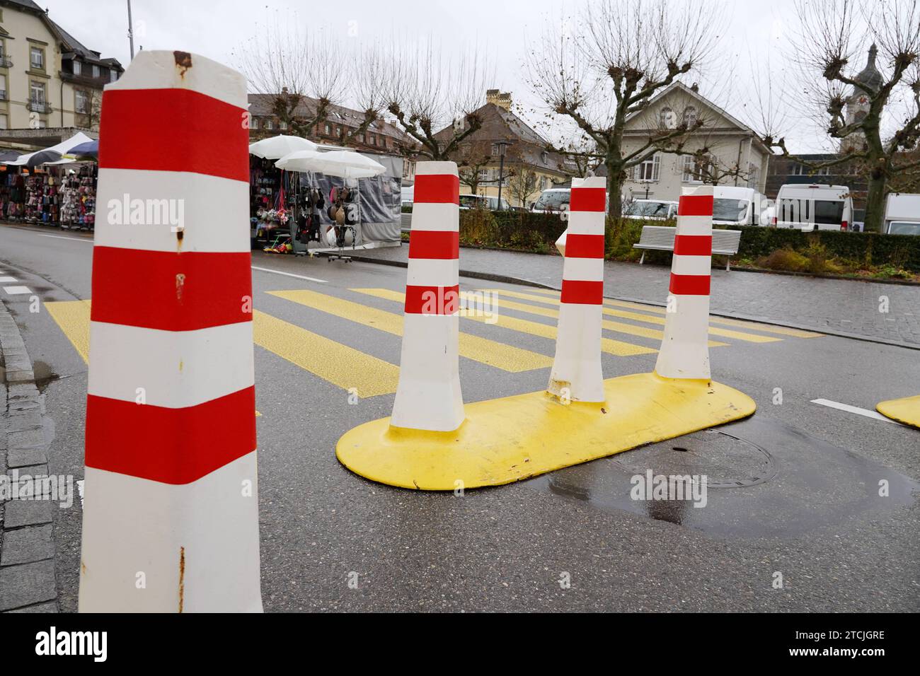 Foto Manuel Geisser 13.12.2023 Brugg Kanton Aargau Schweiz. Markttag. Bild : Cyti-Poller Absperrpfosten .Schutz gegen Anschlaege,Ueberfaelle *** foto Manuel Geisser 13 12 2023 Brugg Canton Argovia Svizzera giornata di mercato Picture Cyti Bollard Barrier post protezione contro gli attacchi, gli incidenti Foto Stock