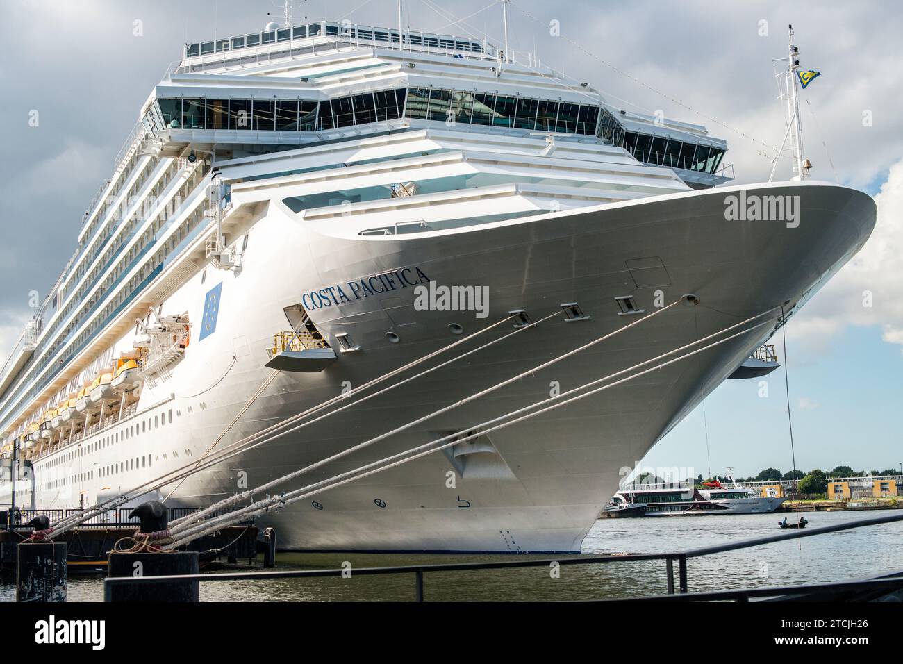 Costa pacifica nave da crociera ormeggiata nel porto del Golfo di la  Spezia, fermata a causa di Coronavirus. Costa Crociere è un'azienda di  trasporto italiana Foto stock - Alamy