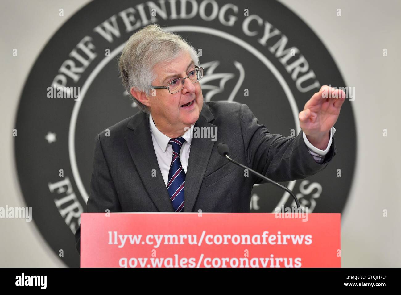 Foto del file datata 23/10/20 del primo ministro Mark Drakeford che parla a una conferenza stampa a Cardiff davanti al Galles che entra in un blocco di due settimane per "fuochi d'artificio" nel tentativo di proteggere l'NHS del paese dall'essere sopraffatto dalla rinascita del coronavirus. Mark Drakeford ha detto che si dimetterà da primo ministro del Galles, dicendo: "Quando mi sono candidato alle elezioni come leader del Partito laburista gallese, ho detto che mi sarei dimesso durante l'attuale mandato di Senedd. Quel momento è giunto." Data di emissione: Mercoledì 13 dicembre 2023. Foto Stock