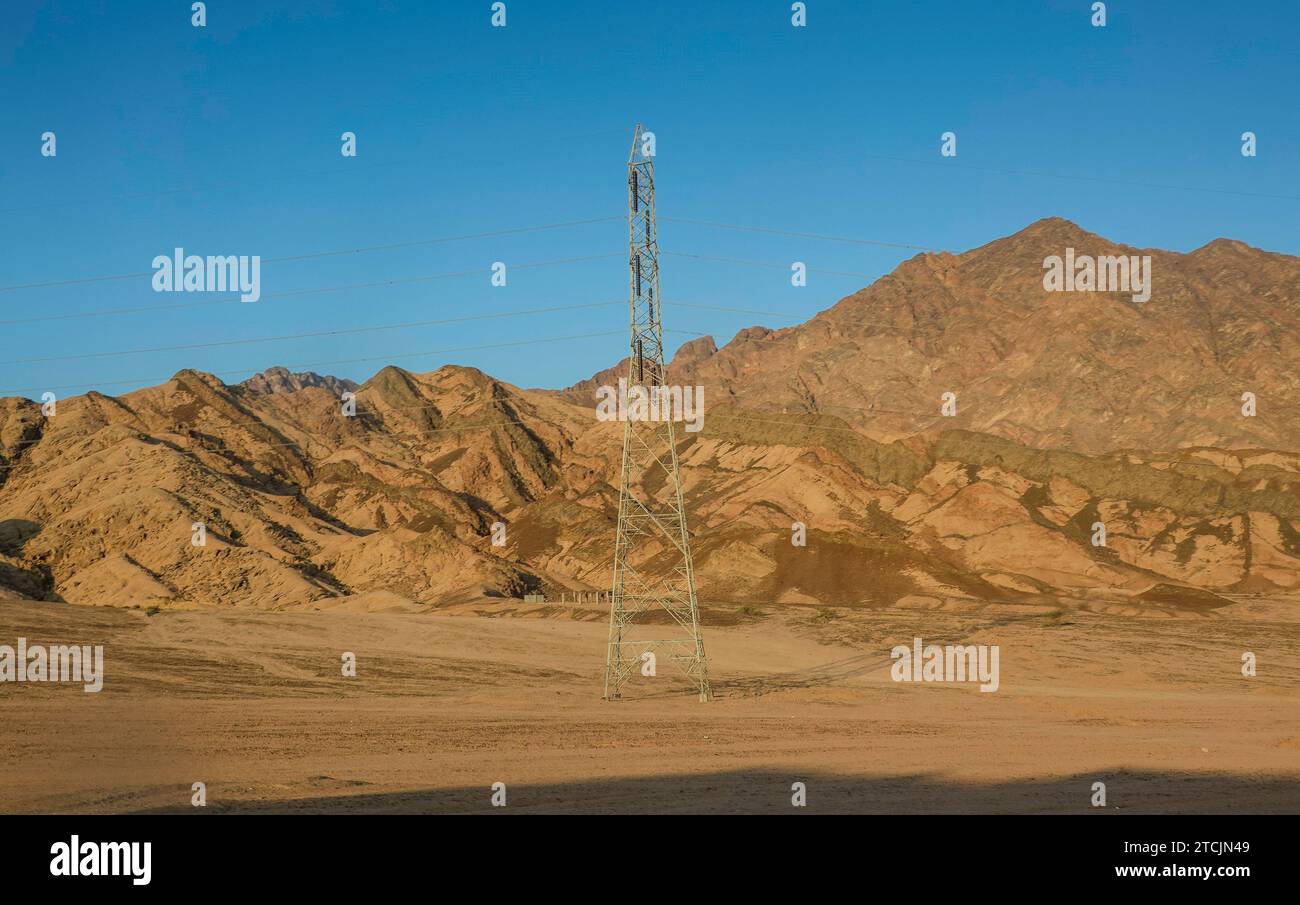 Strommast, südlicher Sinai, Ägypten *** pilone elettrico, Sinai meridionale, Egitto Foto Stock