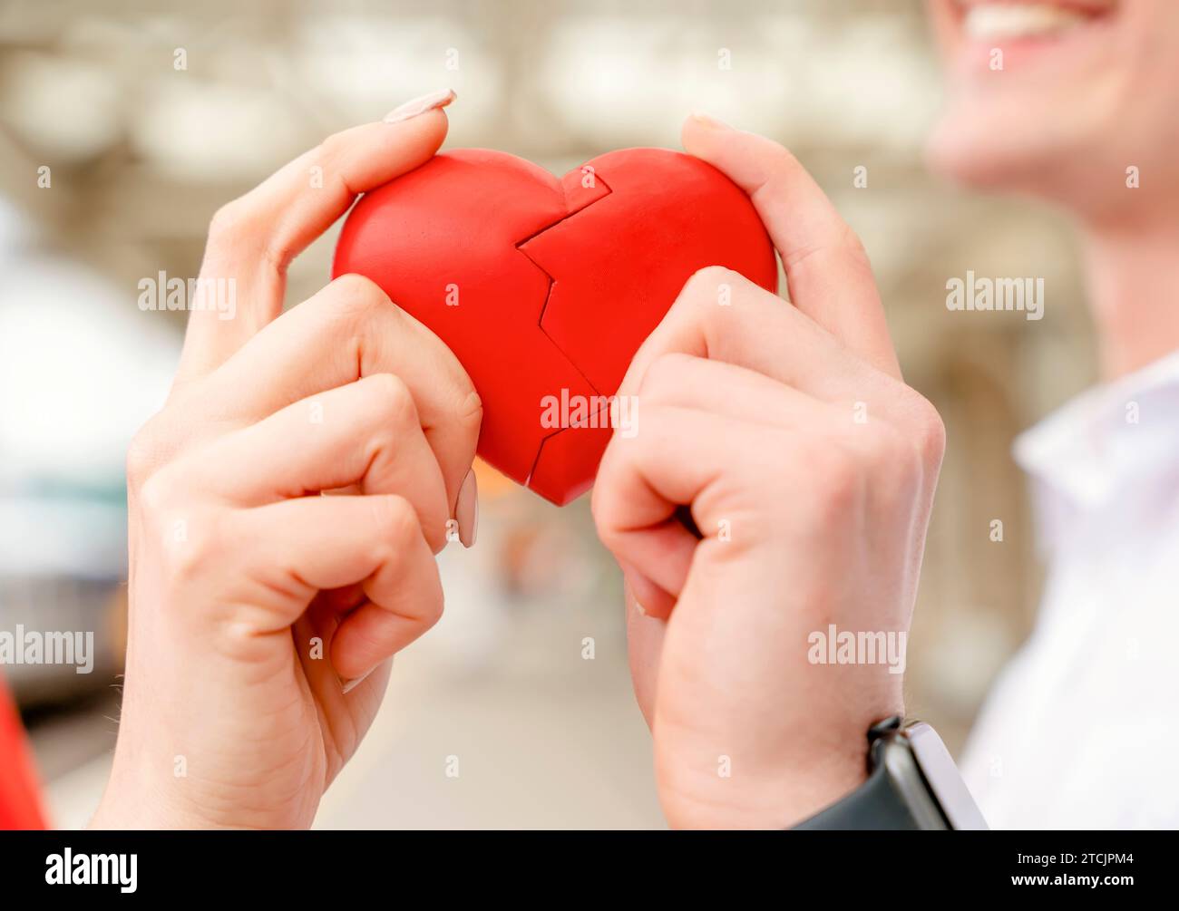 Coppia felice che cerca di collegare due pezzi di cuore - la relazione, nel concetto d'amore Foto Stock
