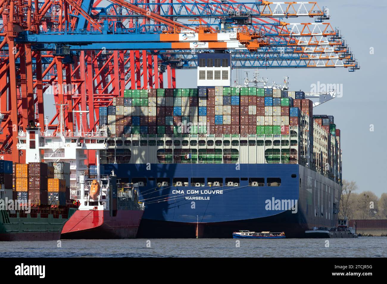 Nave portacontainer CMA CGM Louvre presso Eurokai nel porto di Amburgo Foto Stock