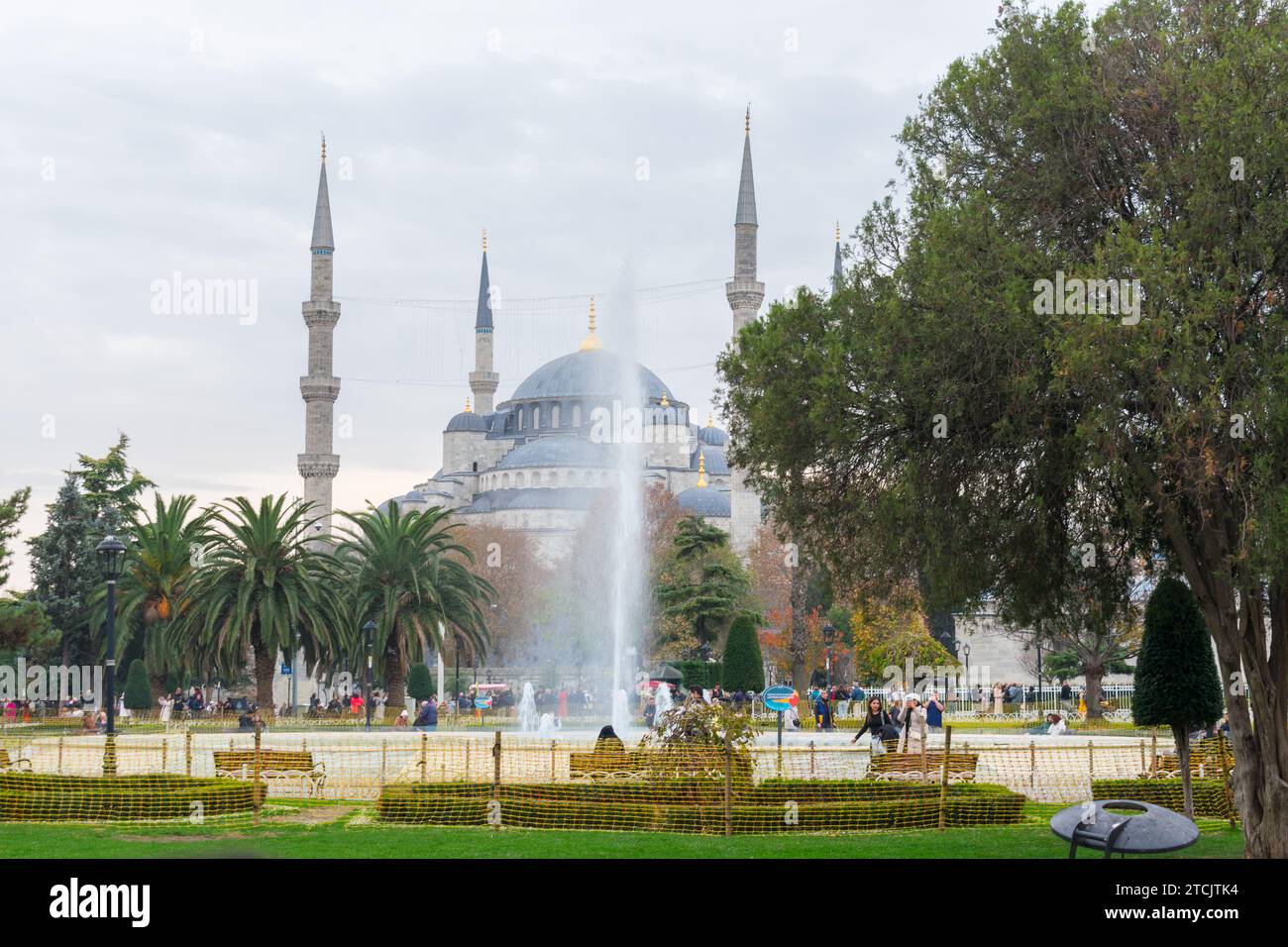 L'esterno della moschea blu e il giardino Foto Stock