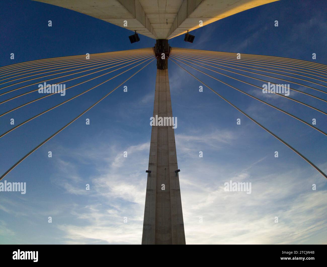 Puente Real al tramonto, Badajoz, Spagna. Angolo basso dei montanti e dei tenditori in acciaio Foto Stock