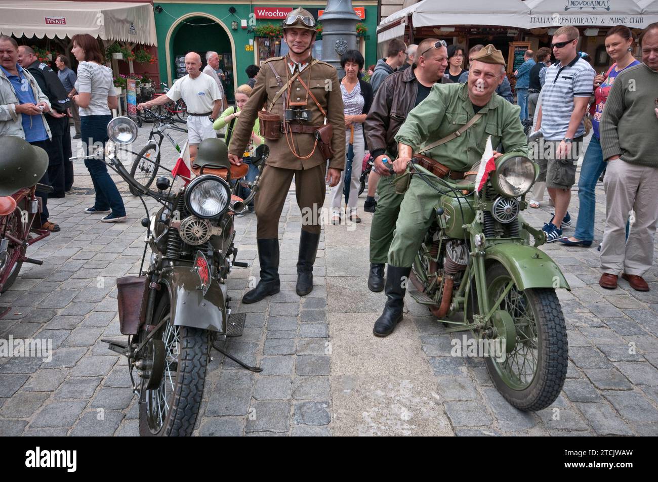 1930s Sokol 1000, motociclette polacche, uomini in uniforme militare polacca, ai veicoli del raduno polacco interbellico, a Rynek (Piazza del mercato) a Breslavia, bassa Slesia, Polonia Foto Stock