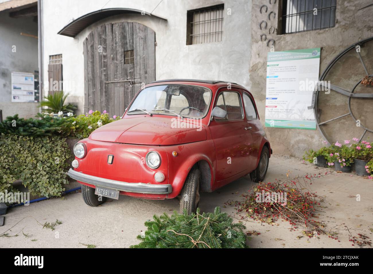 Monza, Italia. 12 dicembre 2023. Una vecchia FIAT 500 in una fattoria rurale. Monza, Italia. 12 dicembre 2023. Crediti: Alessio Morgese/Alessio Morgese/Emage/Alamy live news crediti: Alessio Morgese/e-Mage/Alamy Live News Foto Stock