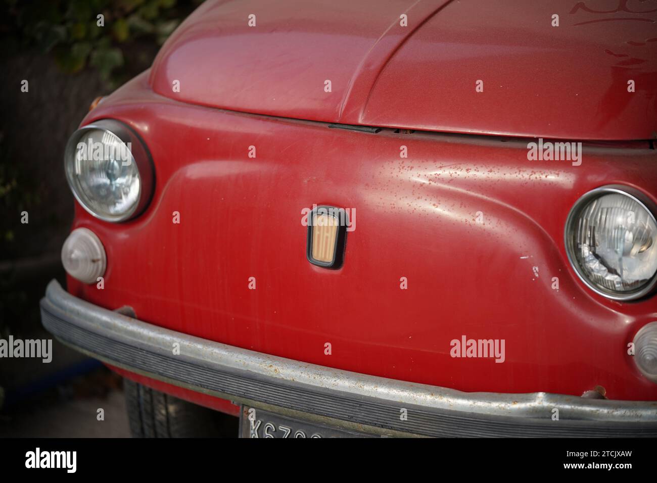 Monza, Italia. 12 dicembre 2023. Una vecchia FIAT 500 in una fattoria rurale. Monza, Italia. 12 dicembre 2023. Crediti: Alessio Morgese/Alessio Morgese/Emage/Alamy live news crediti: Alessio Morgese/e-Mage/Alamy Live News Foto Stock