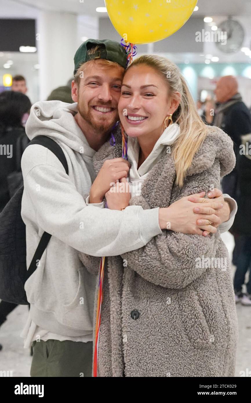 Il vincitore della serie Sam Thompson (a sinistra) viene accolto da Zara McDermott all'aeroporto di Heathrow, Londra, dopo aver preso parte alla serie ITV i'm A Celebrity Get me Out of Here! In Australia. Data foto: Mercoledì 13 dicembre 2023. Foto Stock