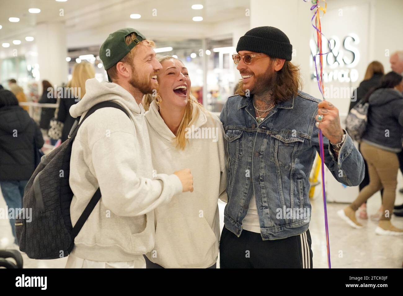 (Da sinistra a destra) il vincitore della serie Sam Thompson, Zara McDermott e Pete Wicks all'aeroporto di Heathrow, Londra, dopo aver partecipato alla serie ITV i'm A Celebrity Get me Out of Here! In Australia. Data foto: Mercoledì 13 dicembre 2023. Foto Stock