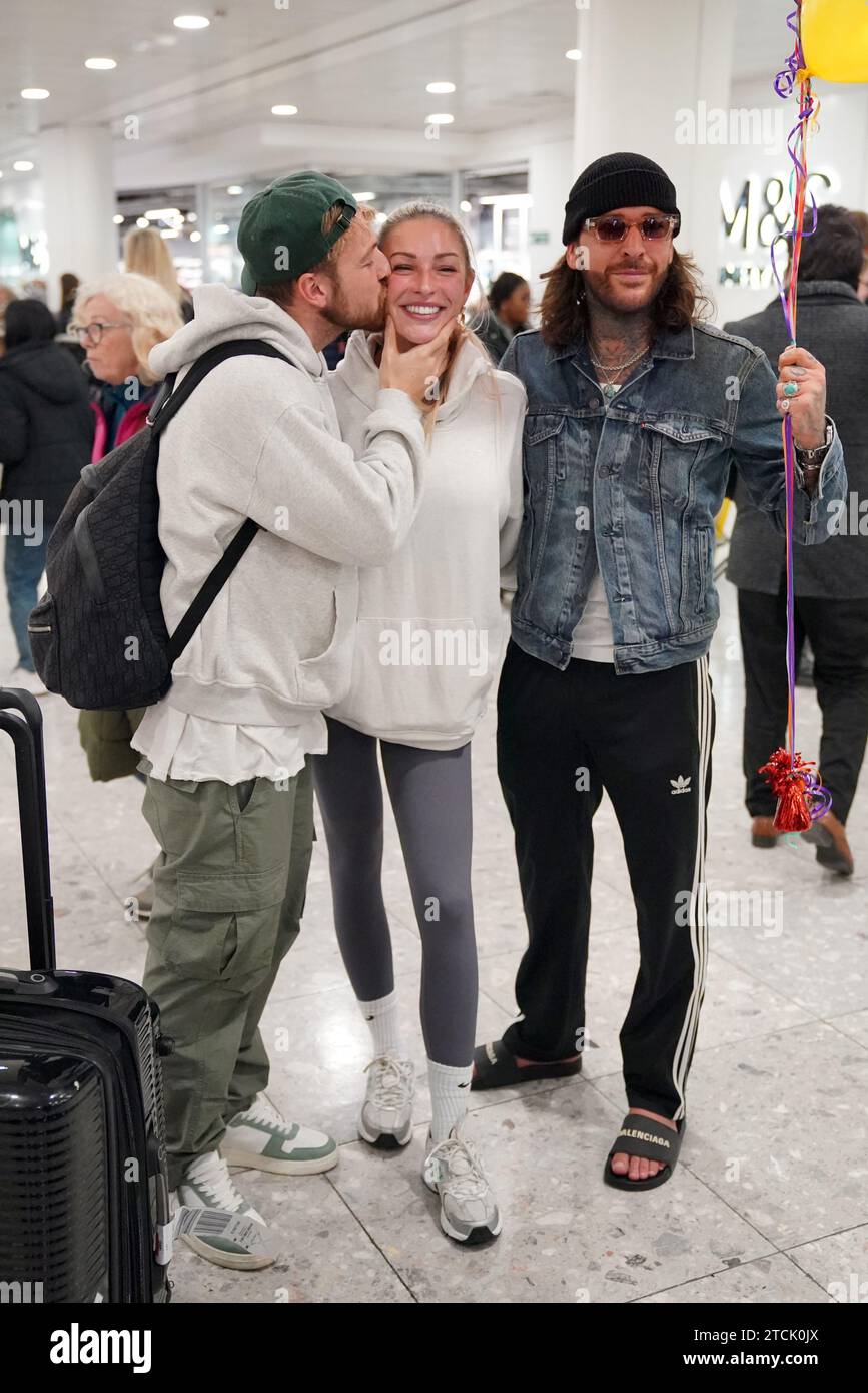 (Da sinistra a destra) il vincitore della serie Sam Thompson, Zara McDermott e Pete Wicks all'aeroporto di Heathrow, Londra, dopo aver partecipato alla serie ITV i'm A Celebrity Get me Out of Here! In Australia. Data foto: Mercoledì 13 dicembre 2023. Foto Stock