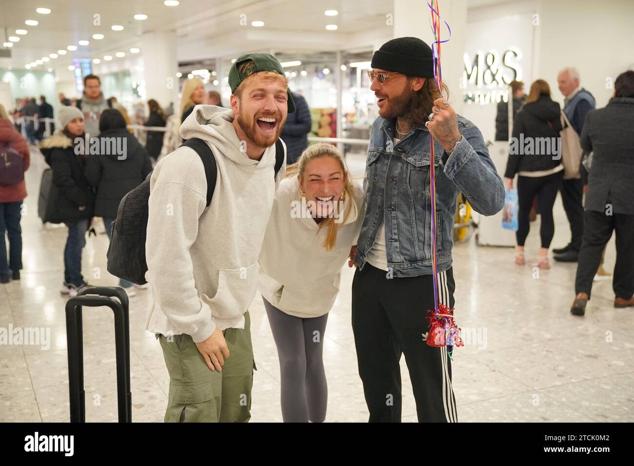 (Da sinistra a destra) il vincitore della serie Sam Thompson, Zara McDermott e Pete Wicks all'aeroporto di Heathrow, Londra, dopo aver partecipato alla serie ITV i'm A Celebrity Get me Out of Here! In Australia. Data foto: Mercoledì 13 dicembre 2023. Foto Stock