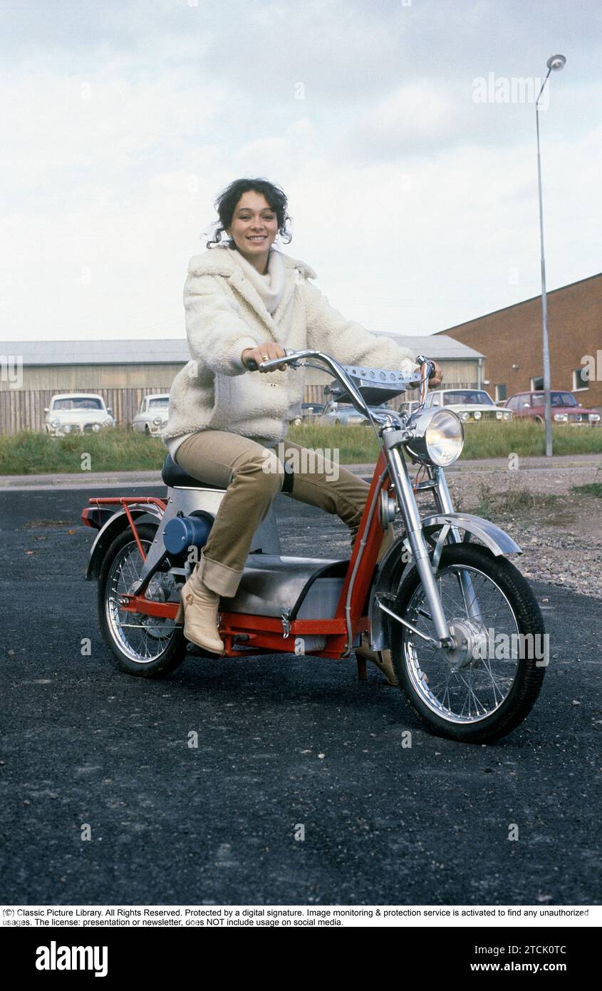 Björn Ortenheim. Ricercatore svedese, inventore. Nato il 30 luglio 1937 - 7 gennaio 2013. Pioniere nello sviluppo di veicoli elettrici in Svezia. La foto scattata nel 1978 quando il ciclomotore elettrico di Örtenheim è descritta come un'invenzione unica. La sua ragazza è seduta sul ciclomotore. Foto Stock