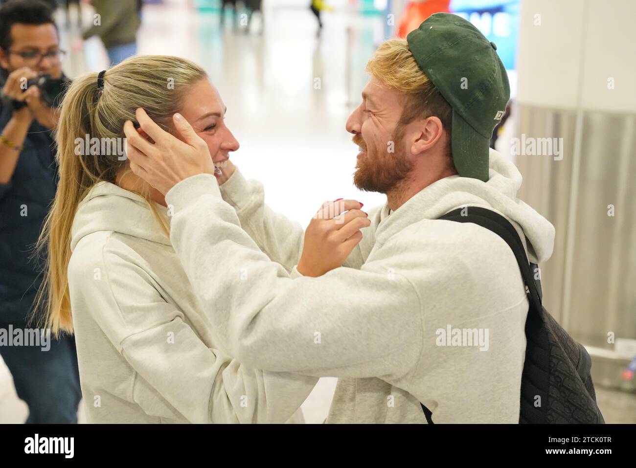 Il vincitore della serie Sam Thompson (a destra) viene accolto da Zara McDermott all'aeroporto di Heathrow, Londra, dopo aver preso parte alla serie ITV i'm A Celebrity Get me Out of Here! In Australia. Data foto: Mercoledì 13 dicembre 2023. Foto Stock