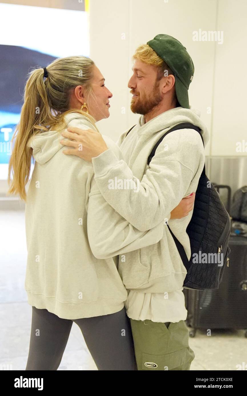 Il vincitore della serie Sam Thompson (a destra) viene accolto da Zara McDermott all'aeroporto di Heathrow, Londra, dopo aver preso parte alla serie ITV i'm A Celebrity Get me Out of Here! In Australia. Data foto: Mercoledì 13 dicembre 2023. Foto Stock