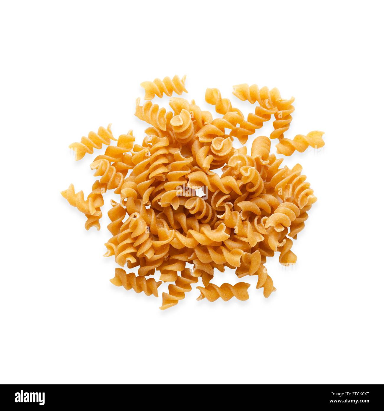 Un mucchio di fusilli di grano integrale su fondo bianco. Vista dall'alto. Formato quadrato. Foto Stock