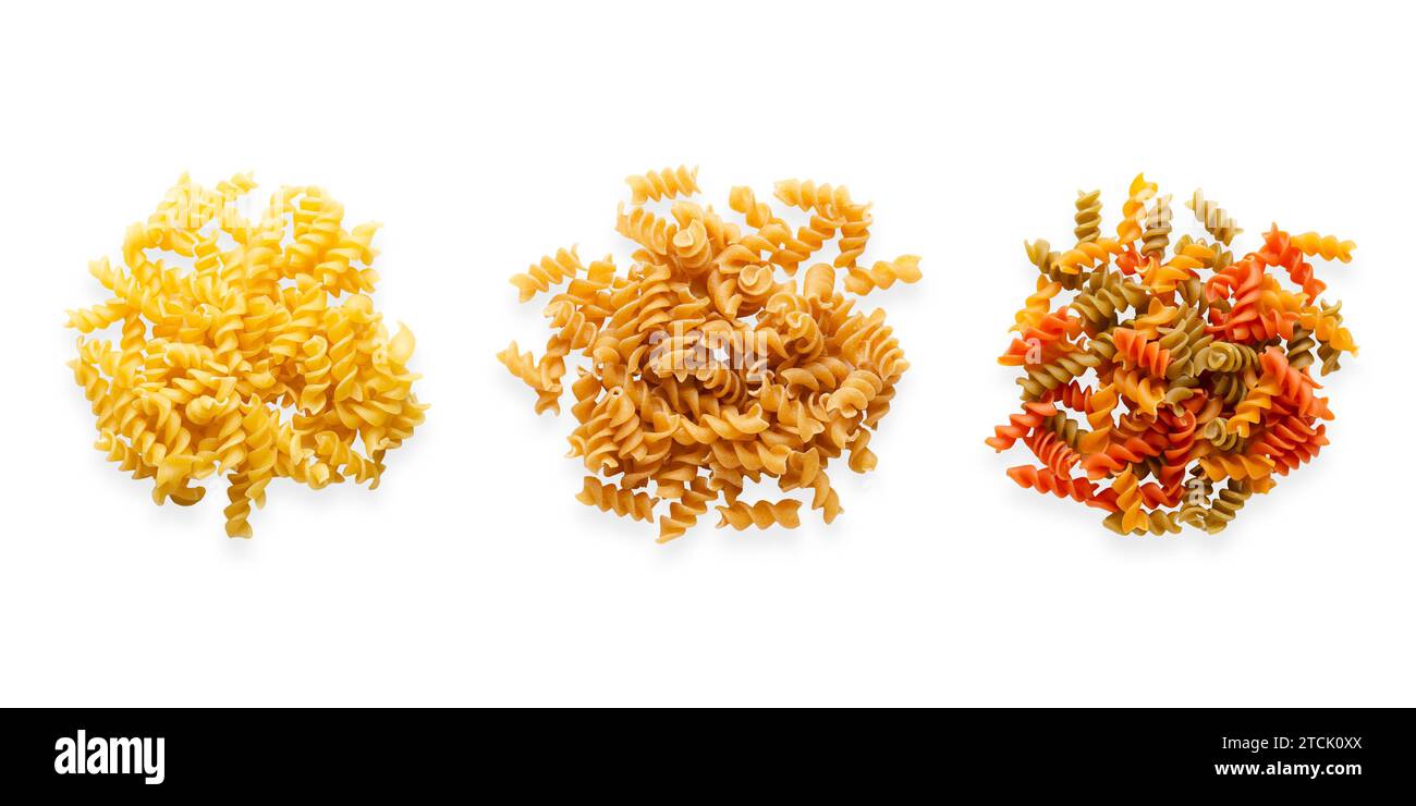 Varietà di fusilli su fondo bianco. Vista dall'alto. Formato rettangolare. Foto Stock