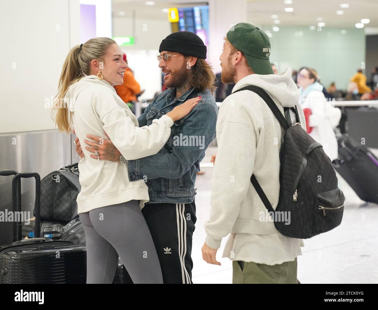 (Da sinistra a destra) il vincitore della serie Sam Thompson, Pete Wicks e Zara McDermott all'aeroporto di Heathrow, Londra, dopo aver partecipato alla serie ITV i'm A Celebrity Get me Out of Here! In Australia. Data foto: Mercoledì 13 dicembre 2023. Foto Stock