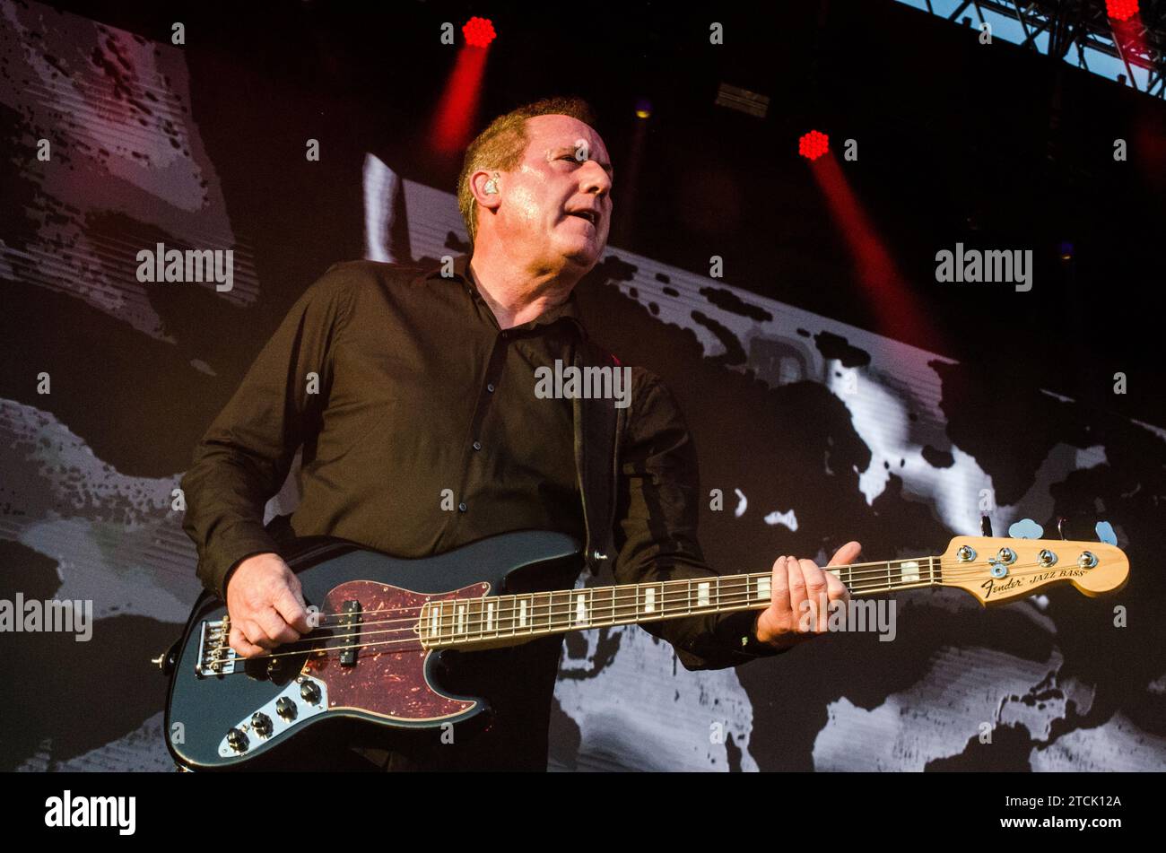 Andy McCluskey di OMD (Orchestral Manoeuvres in the Dark) si esibisce al Release Athens Festival x SNF Nostos in Plateia Nerou / Grecia, giugno 2023 Foto Stock