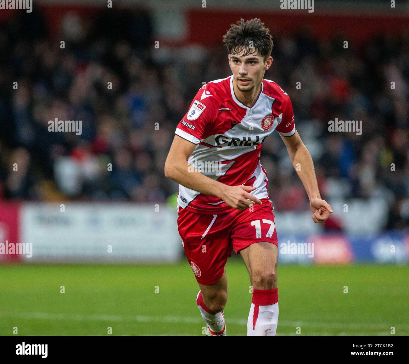 Finley Burns in azione giocando per lo Stevenage FC durante la stagione 2023-2024 Foto Stock