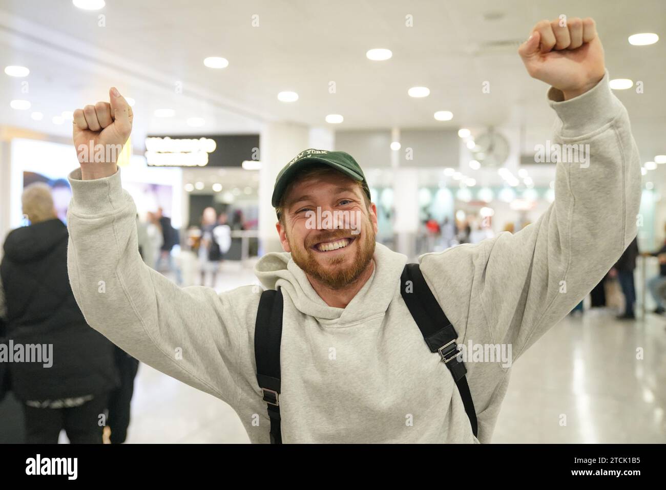 Il vincitore della serie Sam Thompson arriva all'aeroporto di Heathrow, Londra, dopo aver preso parte alla serie ITV i'm A Celebrity Get me Out of Here! In Australia. Data foto: Mercoledì 13 dicembre 2023. Foto Stock