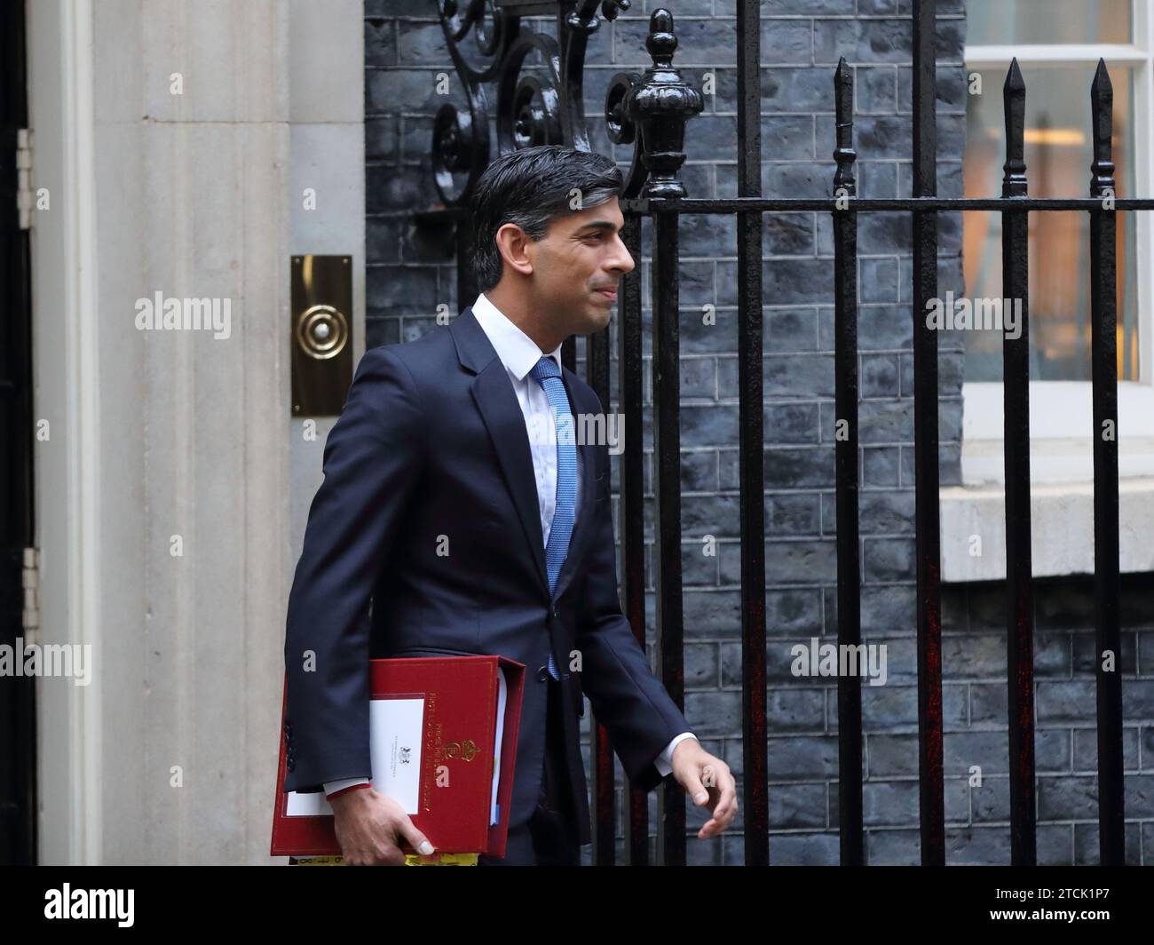 Londra, Regno Unito. 13 dicembre 2023. Il primo ministro britannico Rishi Sunak lascia il numero 10 di Downing Street per partecipare alle ultime domande del primo ministro del PMQ per l'anno in Parlamento. Crediti: Uwe Deffner/Alamy Live News Foto Stock