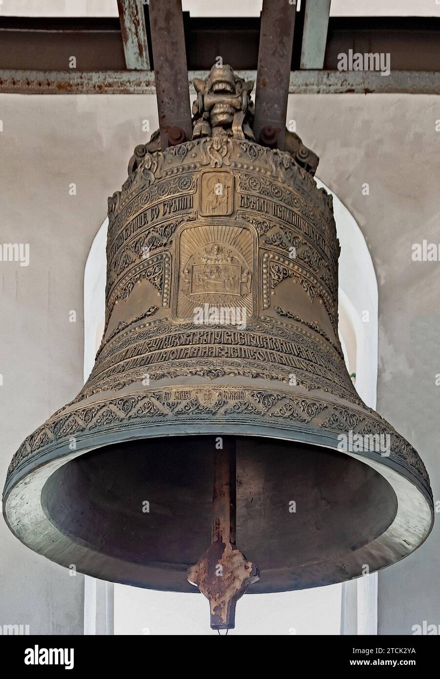 Enorme campana decorativa del campanile di Kiev Pechersk Lavra, Kiev, Ucraina Foto Stock