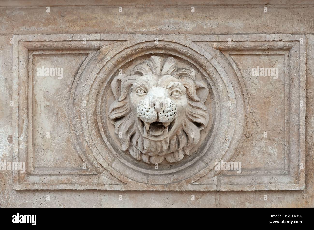 Mascaron con testa di leone in pietra Foto Stock