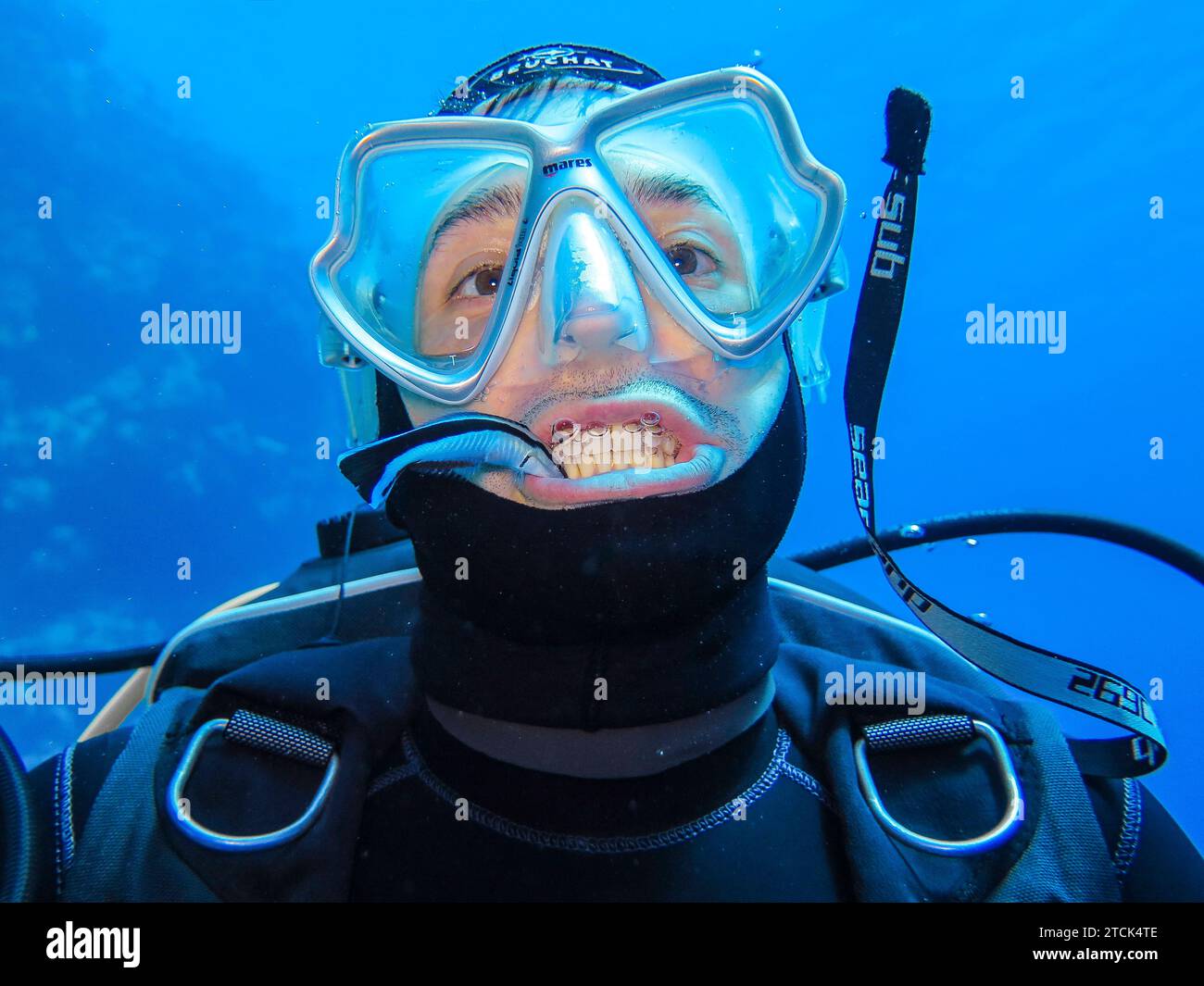 Kurioses Bild: Putzerfisch reinigt Taucher die Zähne, Putzsymbiose, Unterwasser-foto, Tauchplatz Blue Hole, Dahab, golf von Akaba, Rotes Meer, Sinai, Ägypten ** pesci curiosi puliscono i denti dei subacquei, puliscono la simbiosi, foto sott'acqua, sito di immersione Blue Hole, Dahab, Golfo di Aqaba, Mar Rosso, Sinai, Egitto Foto Stock