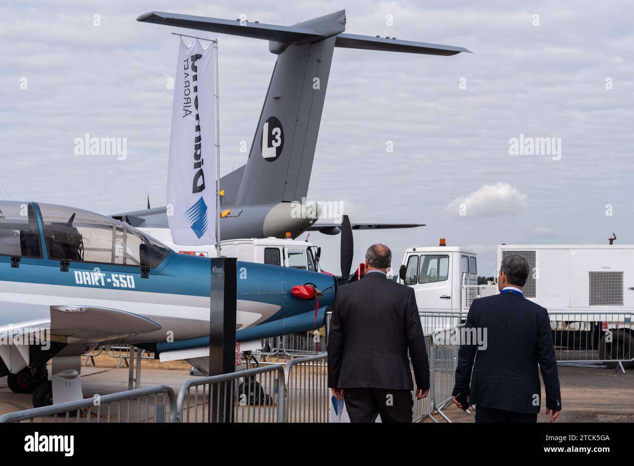 Uomini d'affari, uomini d'affari, uomini al Farnborough International Airshow, FIA 2018, Regno Unito. Giorno commerciale per affari. Aerei civili e militari Foto Stock