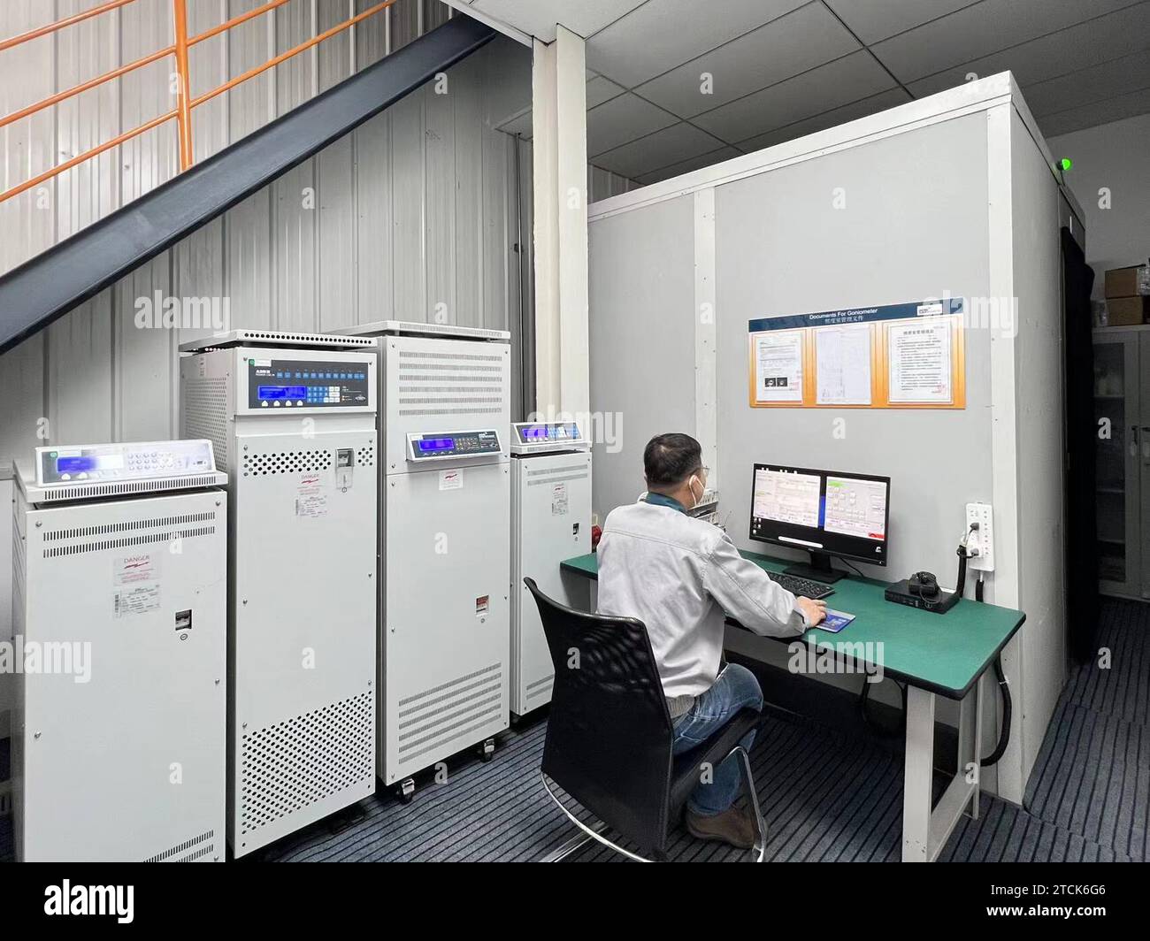 (231213) -- TIANJIN, 13 dicembre 2023 (Xinhua) -- Un tecnico della qualità lavora sul test delle prestazioni ottiche per il nuovo campione di prodotto tramite il sistema fotometrico presso una nuova fabbrica di ADB Safegate a Tianjin, 11 dicembre 2023. "Economic Watch: Le aziende europee votano fiducia in Cina" (ADB Safegate/Handout via Xinhua) Foto Stock