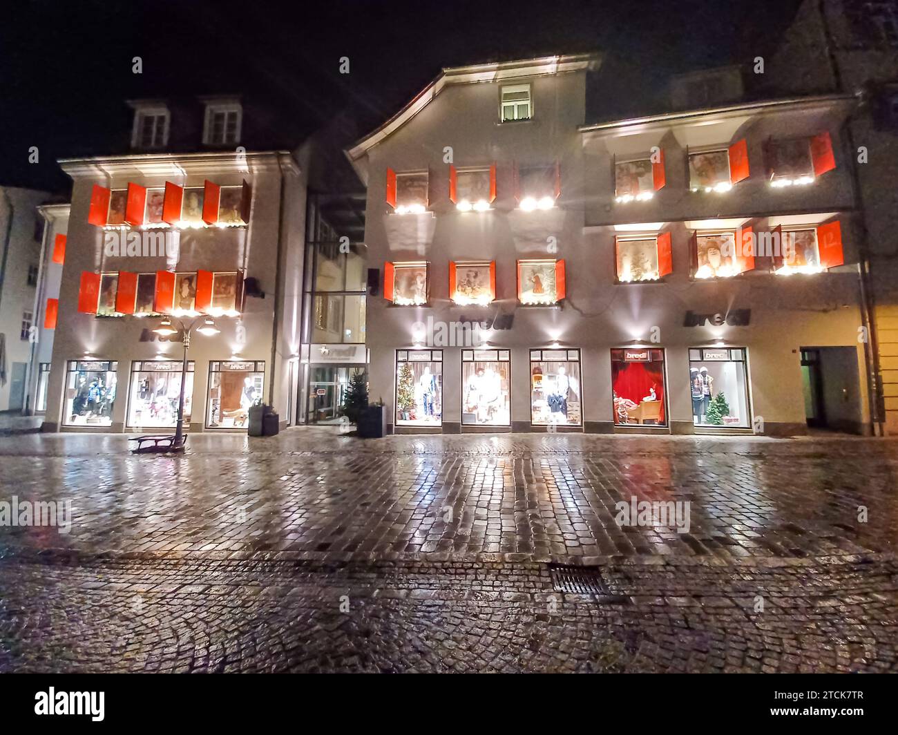 RAVENSBURG, GERMANIA - 24 DICEMBRE 2022: La sera prima di Natale. Calendario dell'Avvento improvvisato sulle vetrine di un negozio a Ravensburg - tutti sono operativi Foto Stock