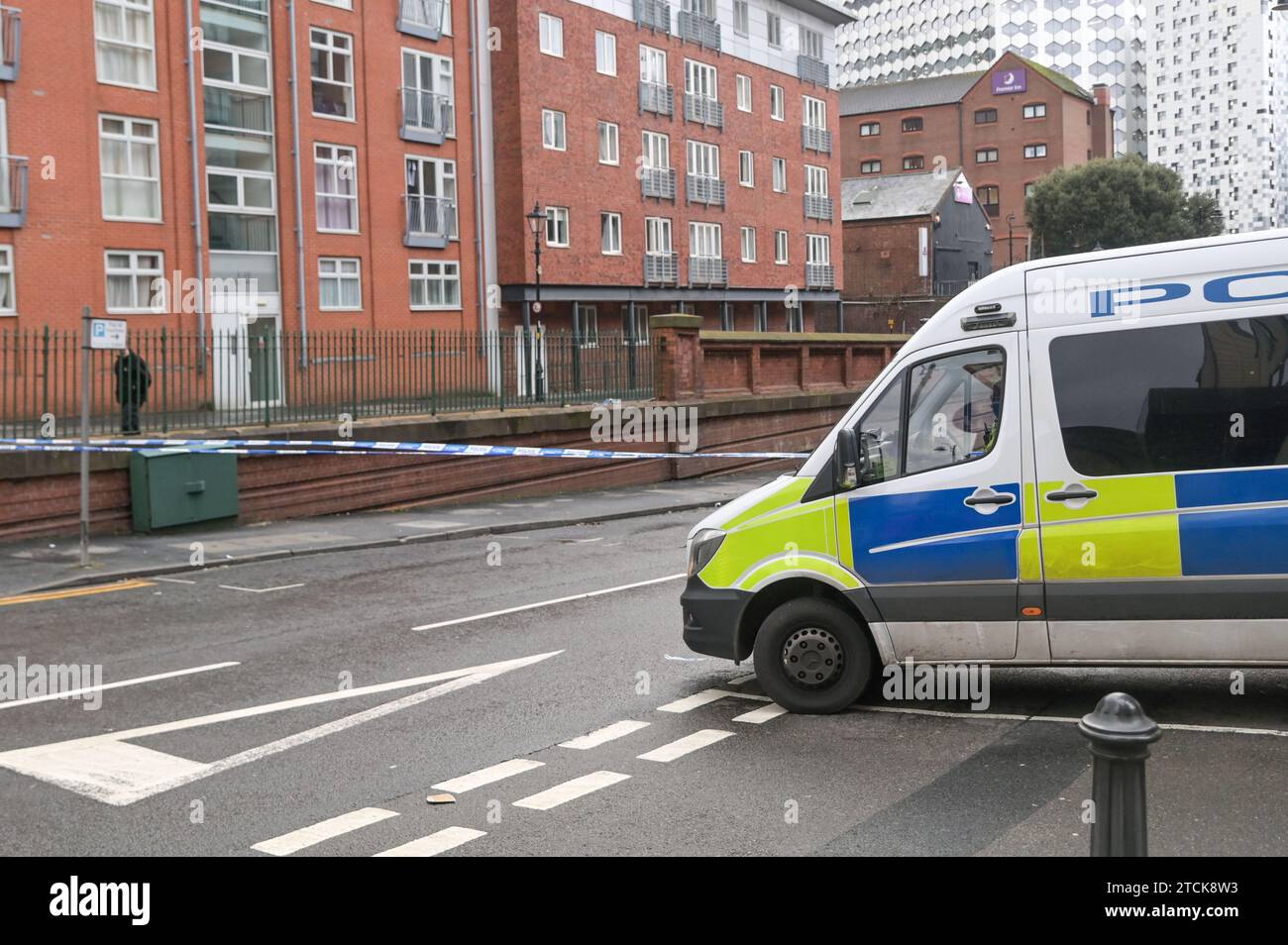 Holliday Street, Birmingham 13 dicembre 2023 - le strade vicine al centro di Birmingham rimangono sigillate per oltre 30 ore, in quanto un uomo rimane in ospedale in "gravi condizioni" dopo essere stato trovato "gravemente ferito" nel centro della città vicino alla striscia dei nightclub, Broad Street e l'ufficio del registro della città. La polizia ha partecipato per la prima volta alla scena alle 3:20 di martedì 12 dicembre e ha collocato un grande cordone che attraversa sia Holliday Street dove è stata eretta una tenda blu su un sentiero e gas Street che corre parallela sopra. Credito: Stop Press Media/Alamy Live News Foto Stock