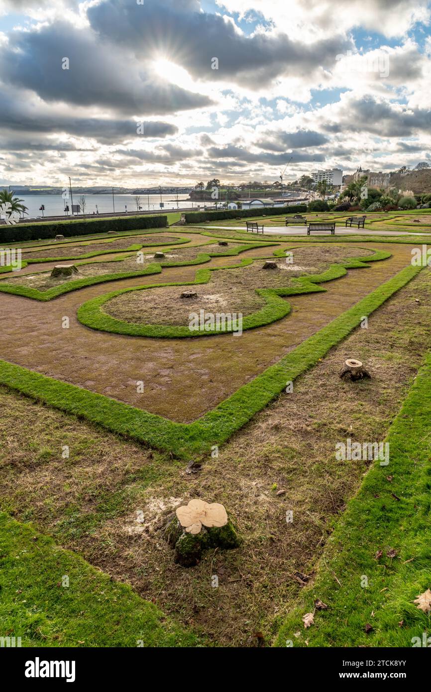 Torquay, Regno Unito. 13 dicembre 2023. il consiglio di Torbay affronta le critiche per aver abbattuto le palme iconiche dai giardini italiani sul lungomare. Ceppi d'albero a sinistra. Crediti: Thomas Faull/Alamy Live News Foto Stock