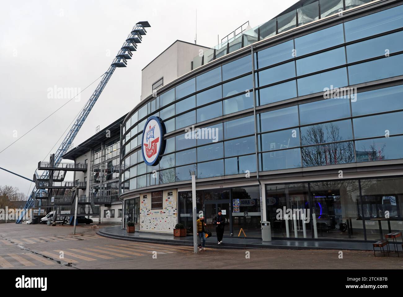 Rostock, Germania. 13 dicembre 2023. Vista dell'Ostseestadion, sede del club di seconda divisione FC Hansa Rostock. In una conferenza stampa, il club ha annunciato la partenza dell'ex allenatore Alois Schwartz. Uwe Speidel, capo dello sport giovanile, per il momento sarà in disparte. Il Rostock ha recentemente perso 2-0 contro lo Schalke 04 e scivolato nella zona retrocessione. Crediti: Bernd Wüstneck/dpa/Alamy Live News Foto Stock