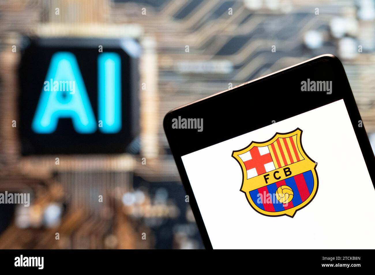 In questa foto, la squadra di calcio professionistica spagnola LaLiga, il logo Futbol Club Barcelona visualizzato su uno smartphone con un chip e un simbolo di intelligenza artificiale (ai) sullo sfondo. Foto Stock