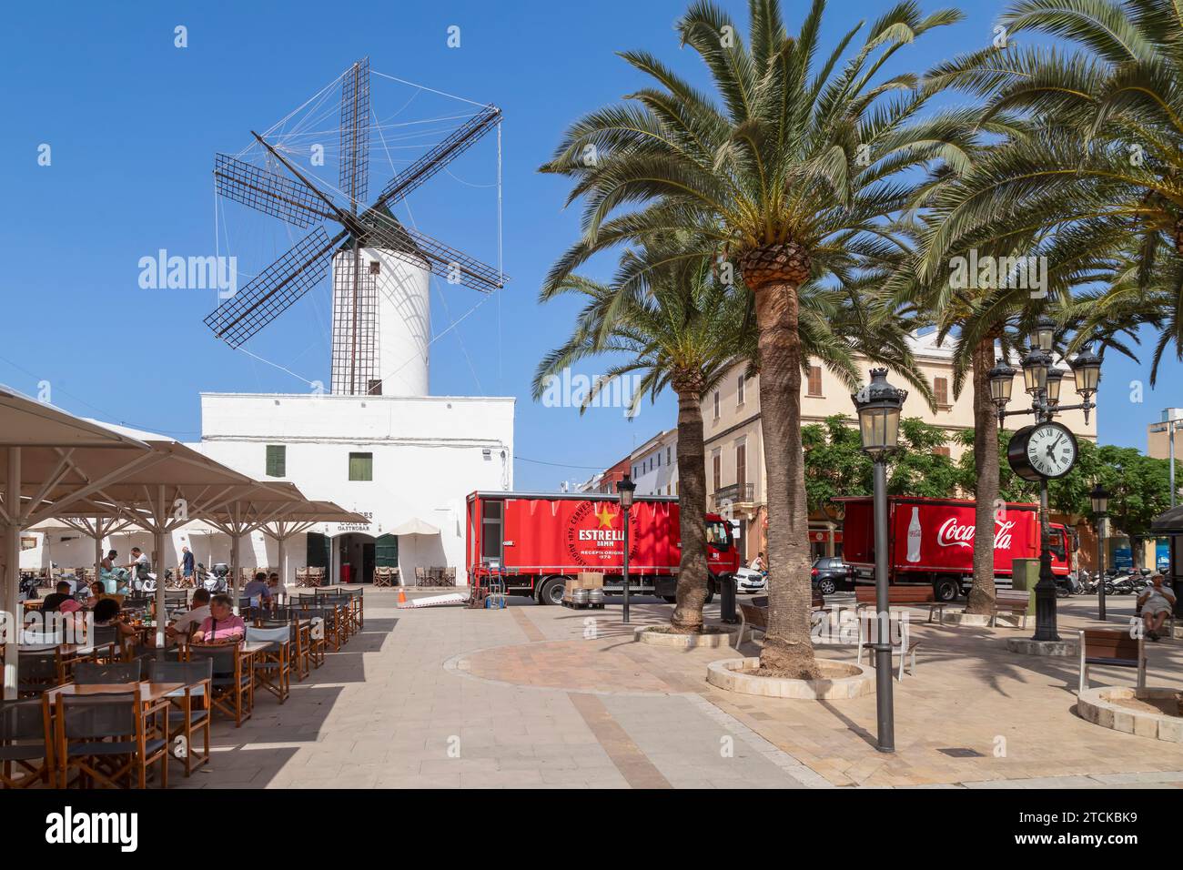 Vecchio mulino a vento in Plaza de Alfonso III o Plaza de las palmeras a Ciutadella de Menorca. Foto Stock