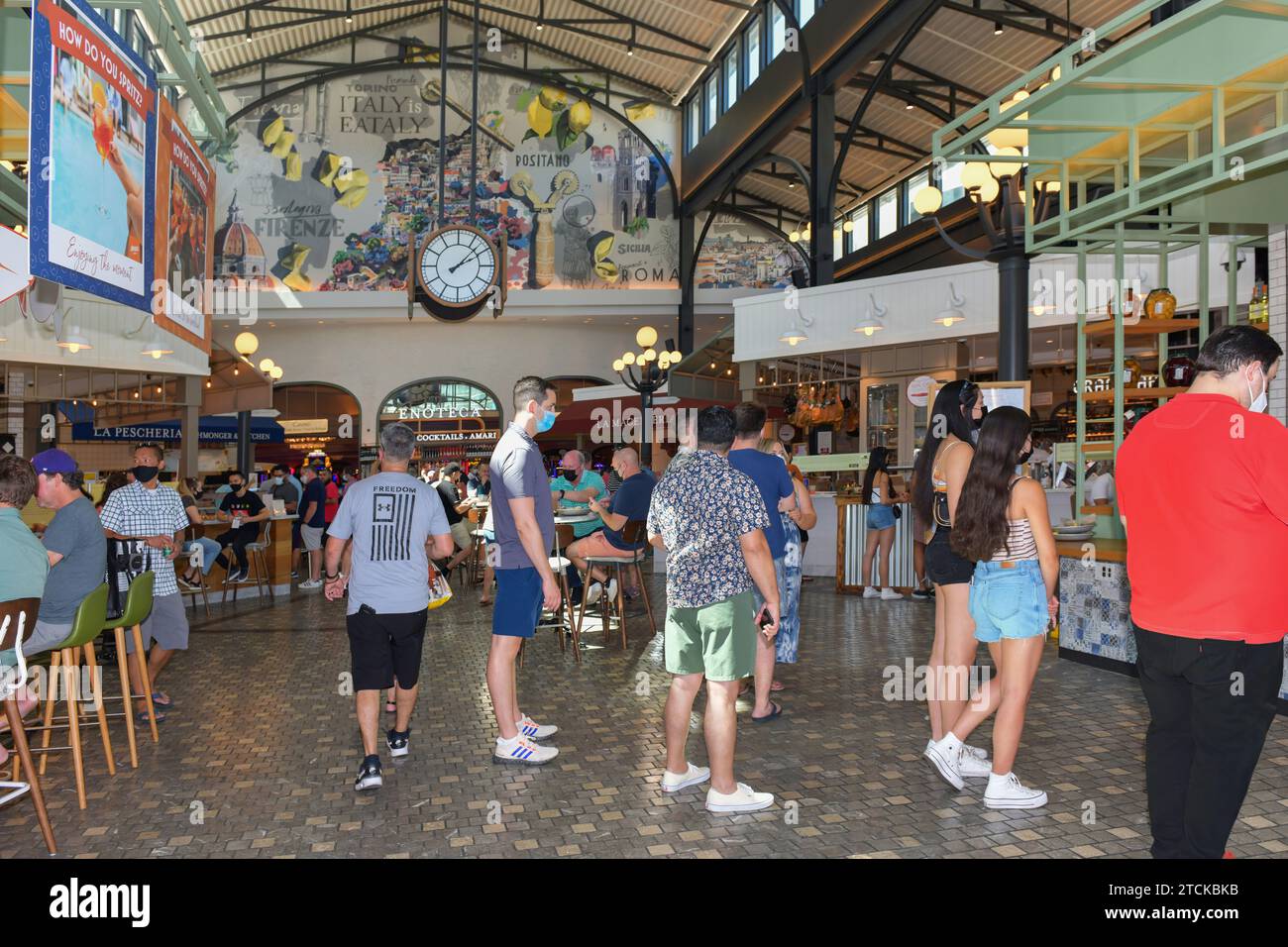 Nevada USA 4 settembre 2021 Un gruppo di turisti attende in fila per effettuare l'ordine presso il famoso ristorante Eataly situato all'interno del Park MGM Las Vegas Foto Stock