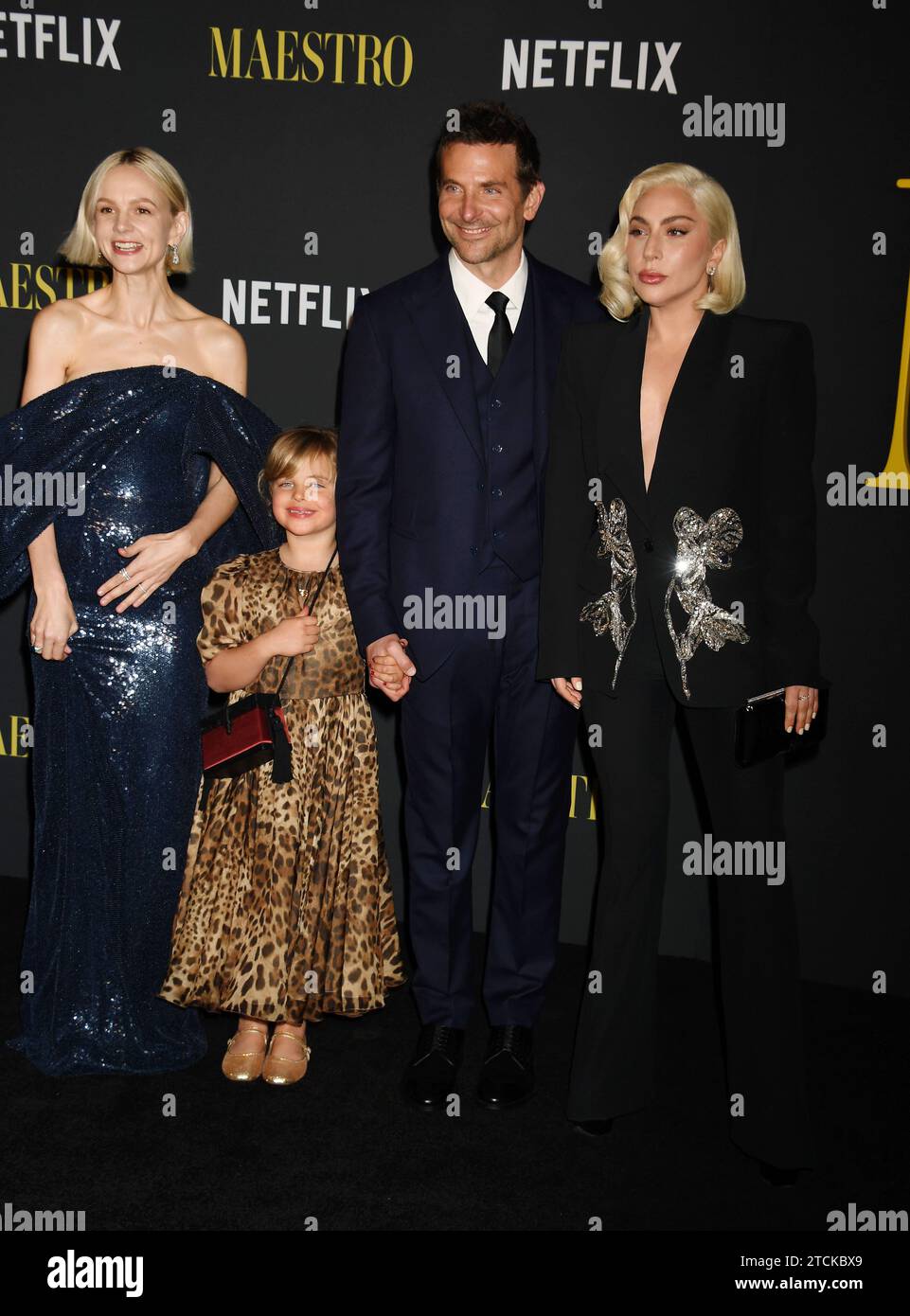 LOS ANGELES, CALIFORNIA - 12 DICEMBRE: (L-R) Carey Mulligan, Lea De Seine Shayk Cooper, Bradley Cooper e Lady Gaga partecipano al "Maestro" Los an di Netflix Foto Stock