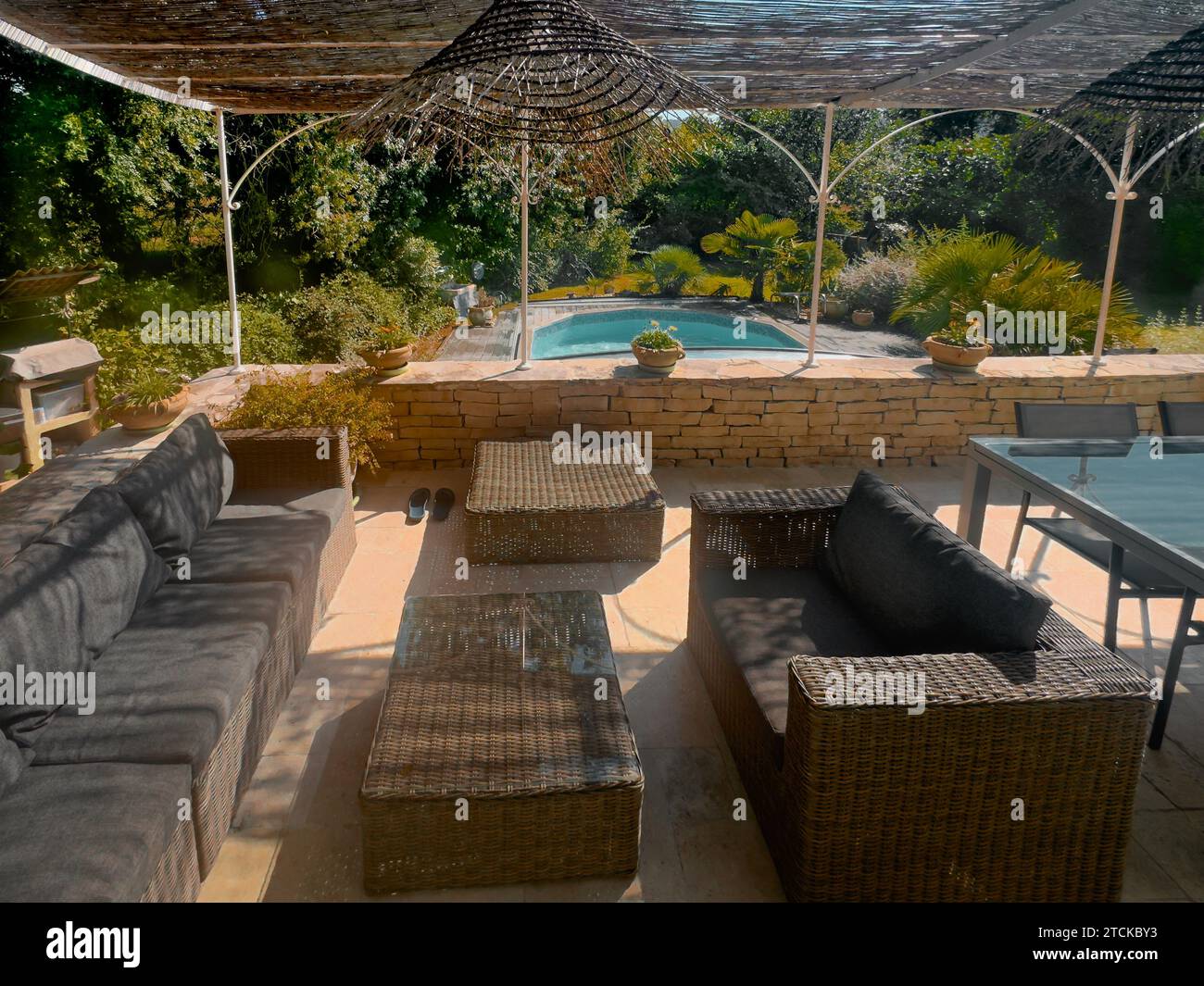 Moulin de Redon, Francia, 9 settembre 2023, vista su una terrazza tipica, giardino e piscina in Provenza Foto Stock