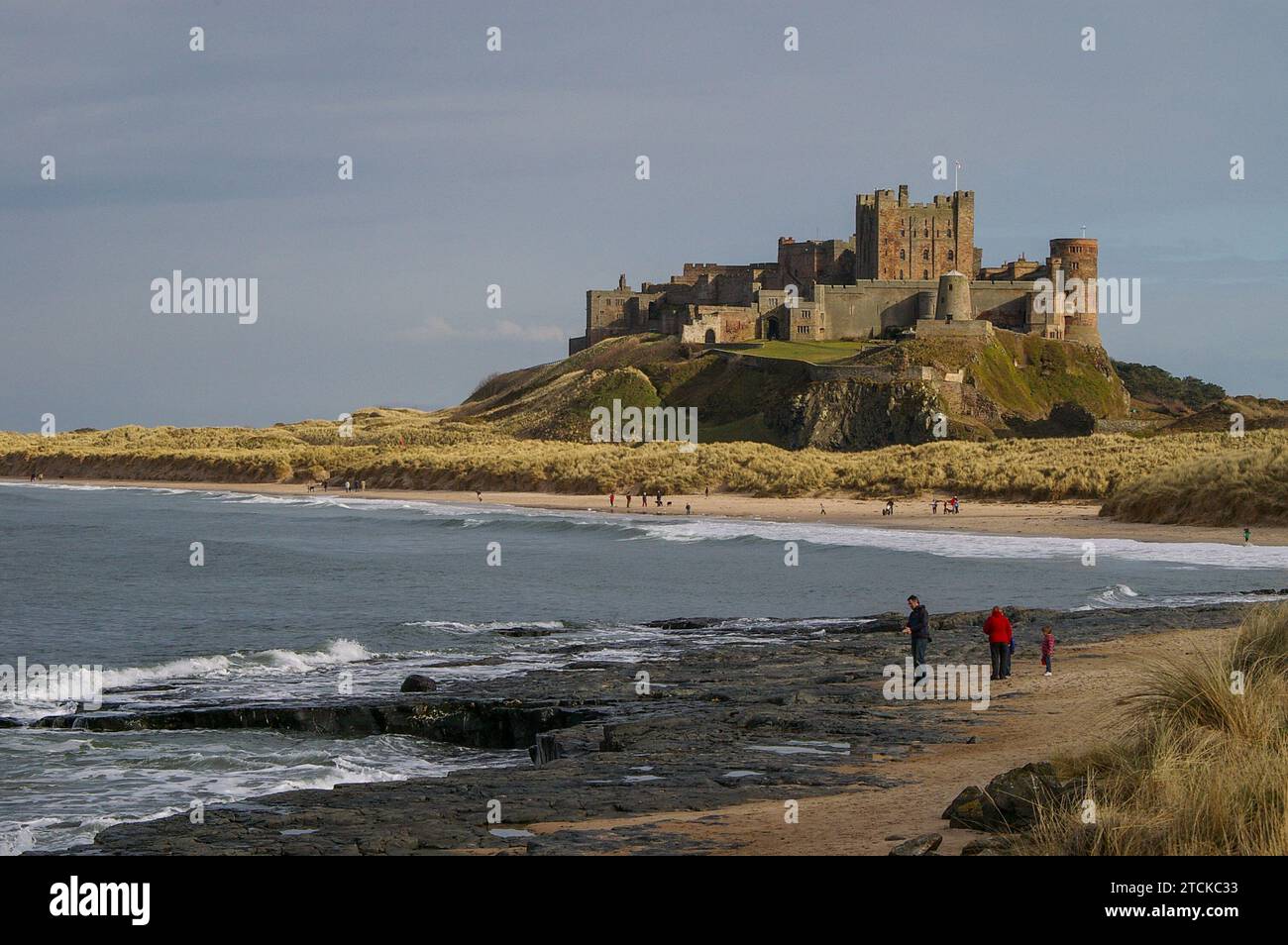 Lo storico Castello di Bambburgh sorge su uno sperone roccioso sulla costa nord-orientale del Northumberland, Inghilterra, Regno Unito Foto Stock