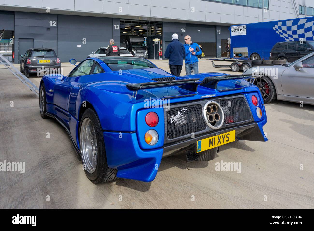 Una supercar Pagani Zonda blu parcheggiata all'autodromo di Silverstone, Silverstone, Northamptonshire, Regno Unito Foto Stock