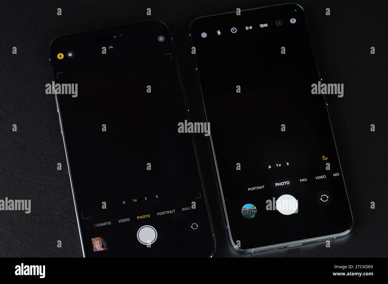 New York, Stati Uniti - 11 dicembre 2023: Confronto tra i menu della fotocamera e vista ravvicinata dello schermo di android e iphone Foto Stock
