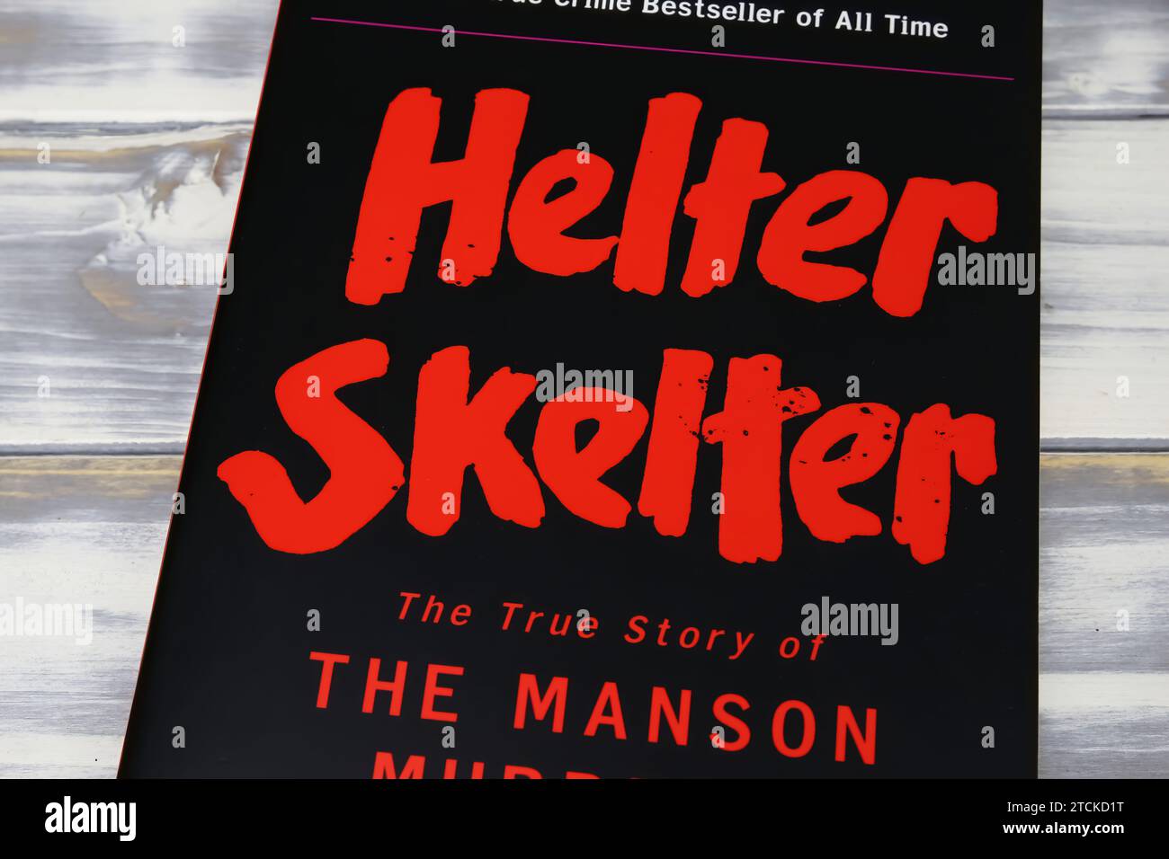 Viersen, Germania - 9 maggio. 2023: Il bestseller Helter Skelter sulla storia degli omicidi di Manson Foto Stock