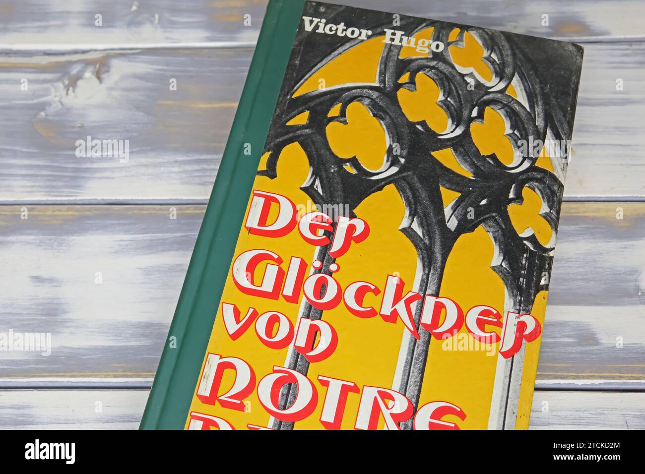 Viersen, Germania - 9 maggio. 2023: Letteratura di romanzi gotici classici francesi dell'autore Victor Hugo Foto Stock
