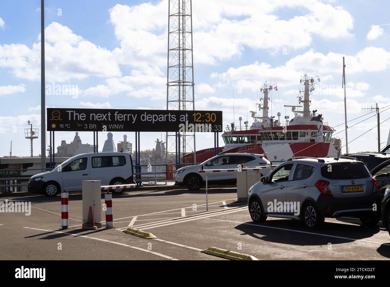 Gli automobilisti aspettano il traghetto per la traversata da Den Helder all'isola Wadden di Texel. Foto Stock
