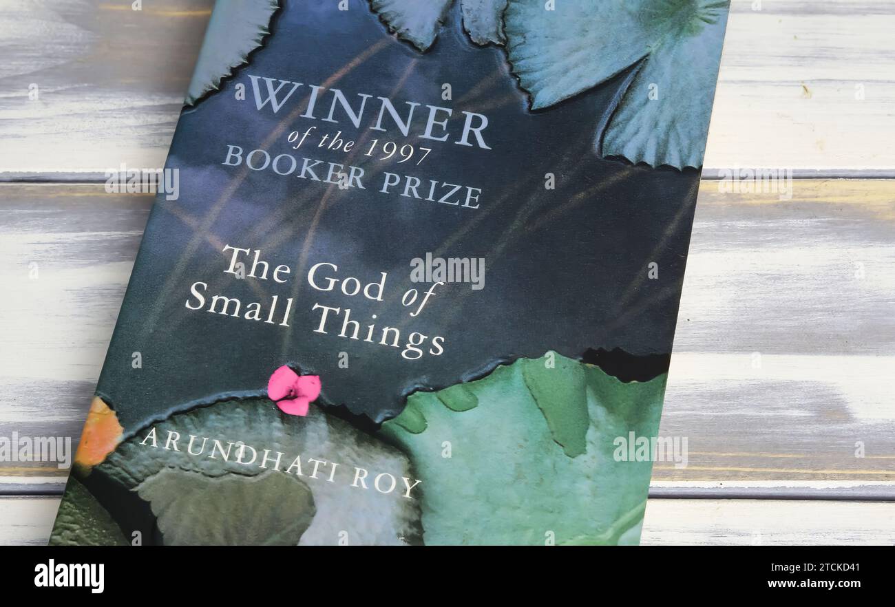 Viersen, Germania - 9 maggio. 2023: Primo piano della copertina del libro dell'autore indiano Arundhati Roy vincitore del premio Booker The god of Small Things Foto Stock